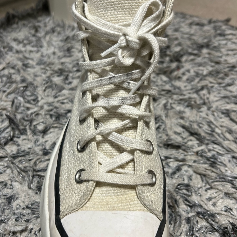 Converses - Picture 2 of 3